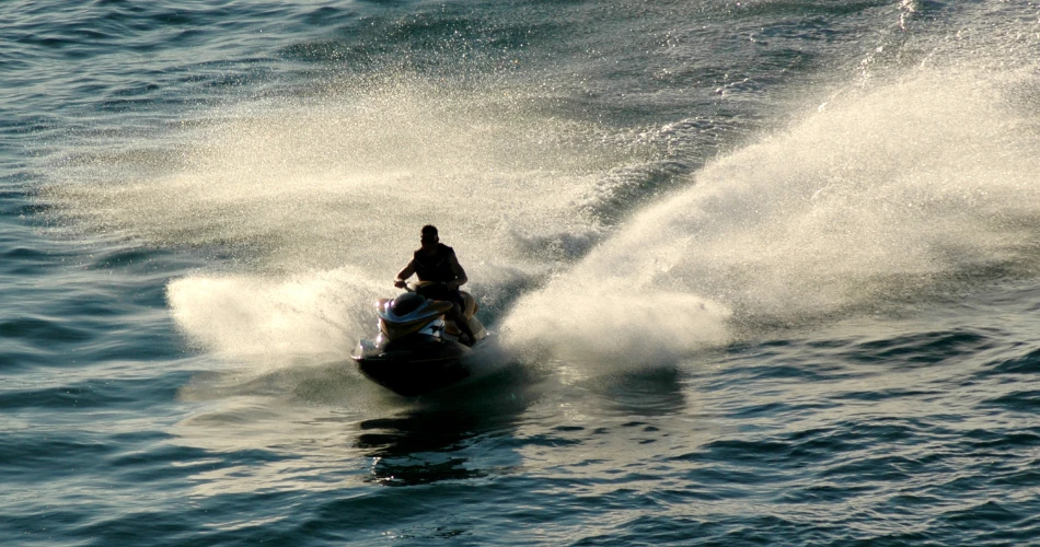 Jeti Ski di Teluk Biscayne. Pengembaraan Bertemu Pemandangan
