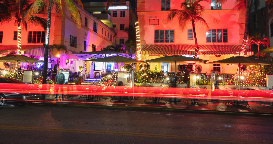 Hidup malam di Collins Avenue. Menari, Minum & Bersinar