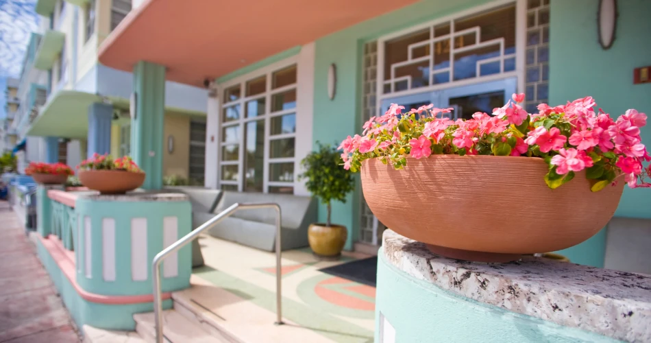 Ocean Drive Stroll: Art Deco, Cafés & Classic Cars